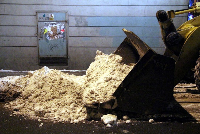 Ciężkim sprzętem usuwają w nocy śnieg z ulic Łodzi