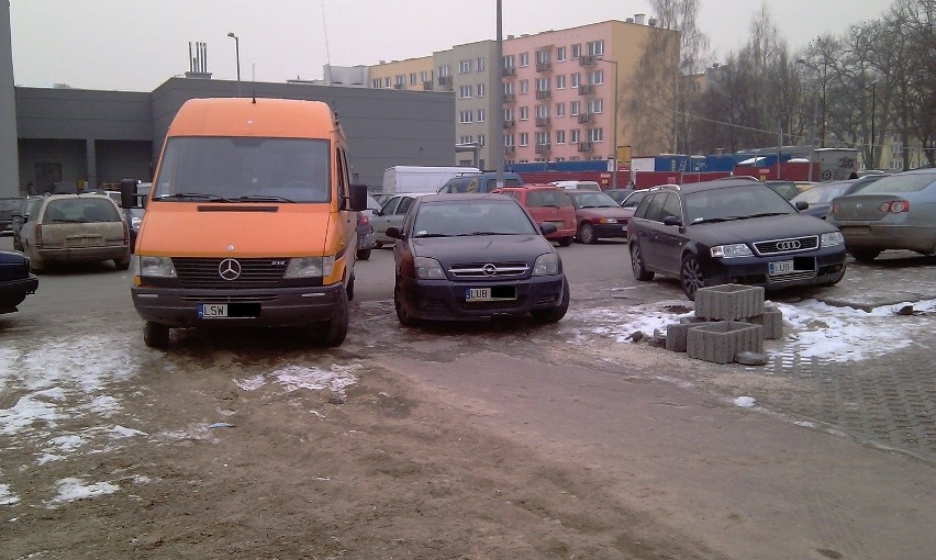 Parkowanie przed UM w Świdniku (zdjęcia Czytelnika)