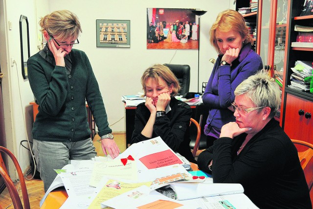 Dyrekcja i nauczyciele mają dość. Chcieliby w końcu zająć się normalną pracą w szkole, a nie skargami matki