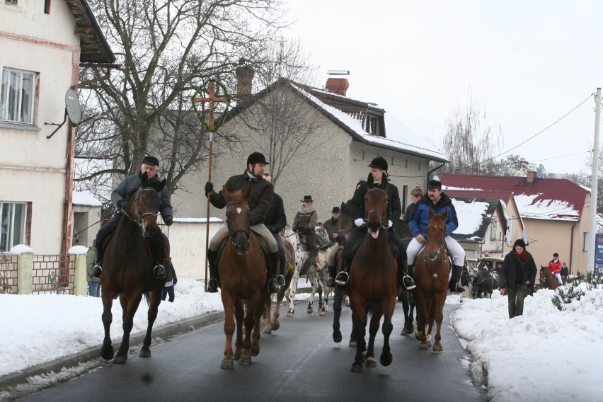 Arcybiskup Wiktor Skworc na procesji konnej w Pietrowicach Wielkich [ZDJĘCIA]