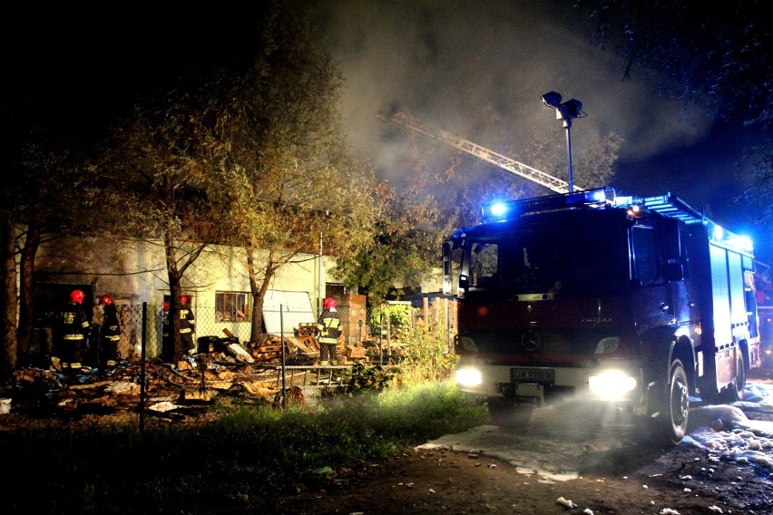 Siedem zastępów straży gasiło pożar magazynów na Sołtysowicach (ZDJĘCIA)