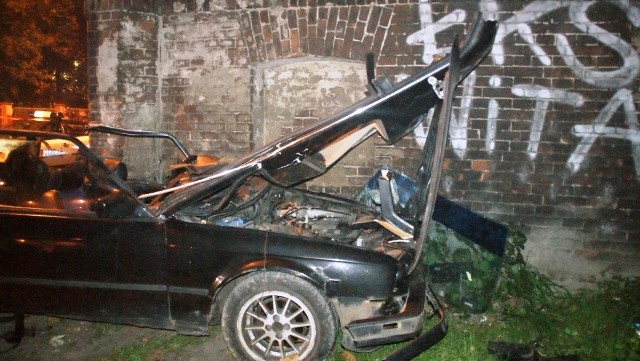 Trzy osoby zginęły po tym, jak BMW uderzyło w mur kamienicy przy Ogrodowej w Łodzi.