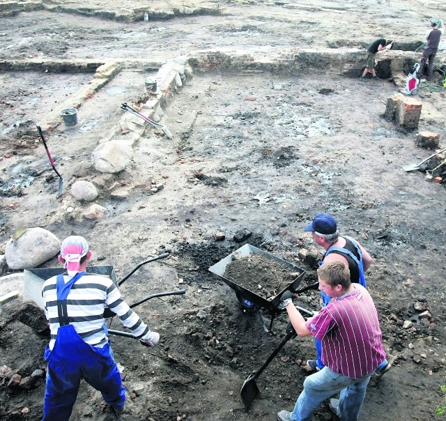 58 osób -  archeologów, kopaczy i operatorów koparek - pracuje na terenie dawnej zajezdni przy ul. Wałowej