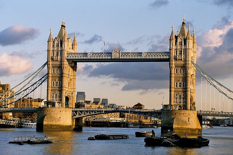 Tower Bridge w Londynie (Wielka Brytania)...