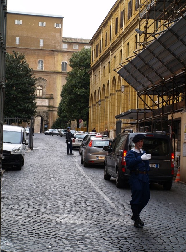 Dziś przy wjeździe do Watykanu (porta Santa Anna) każdy wchodzący był kontrolowany przez gwardzistów i policjantów ( w głębi). Dla gwardzistów to ostatni dzień, by wypić kawę na mieście.