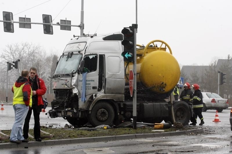 Lubin: Autobus zderzył się z cysterną