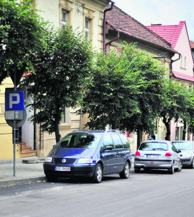 28 miejsc postojowych wzdłuż dróg powiatowych w centrum miasta jest teraz bezpłatnych