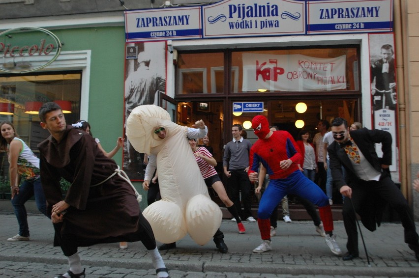 W obronie &quot;Pijalni wódki i piwa&quot; w Poznaniu przeprowadzili flash mob [ZDJĘCIA]  