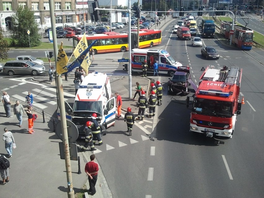 Wrocław: Wypadek karetki na pl. Solidarności (ZDJĘCIA)