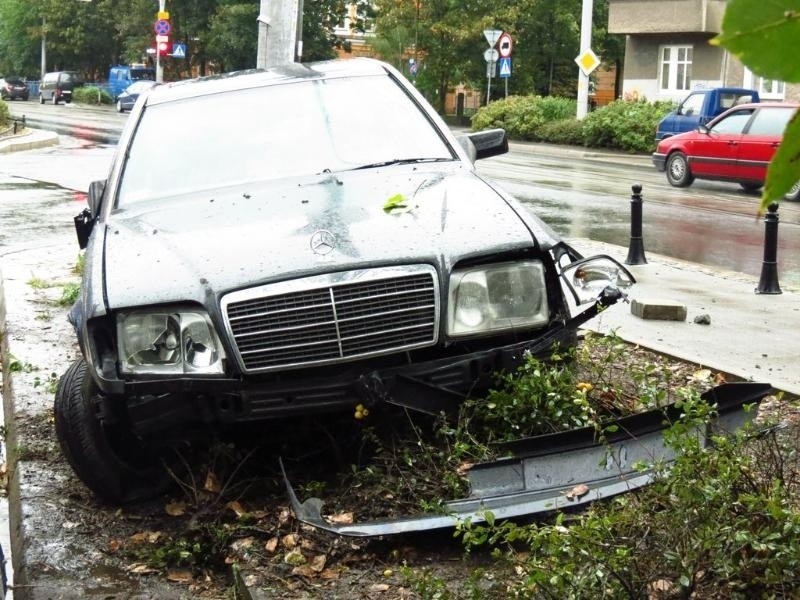 Wrocław: Stłuczka na Jedności Narodowej. Kilka zniszczonych aut (ZDJĘCIA)