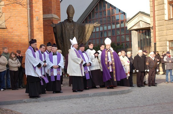 Tarnów. Trumna z ciałem abpa Życińskiego