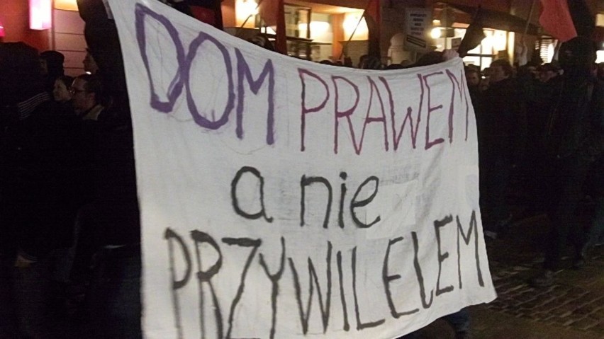 Poznań: Skłotersi zapłacą za zniszczenie ściany