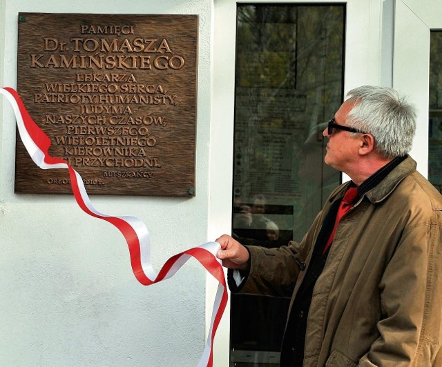 Tablicę odsłonił Janusz Kamiński, syn lekarza