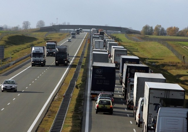 Podczas wyprzedzania ciężarówek przez ciężarówki trasa jest zablokowana