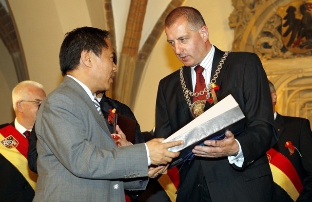 W czerwcu przyznano Dalajlamie tytuł honorowego obywatela Wrocławia. W grudniu odbierze go osobiście