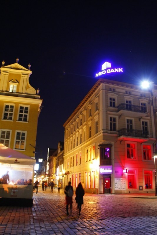 Poznań: NeoBank nielegalnie zamontował neon, który świeci na Stary Rynek [ZDJĘCIA] 