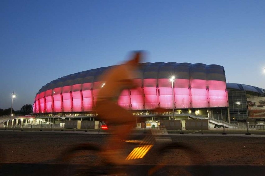 Stadion Miejski i iglica MTP zostały w Dniu Flagi oświetlone...
