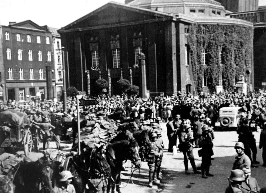 Niemieckie oddziały na Rynku przed katowickim teatrem