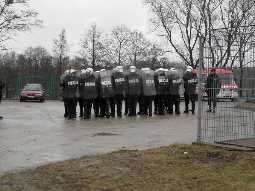 Policjanci ćwiczą w Rybniku na stadionie przed Euro 2012 [ZDJĘCIA i WIDEO]