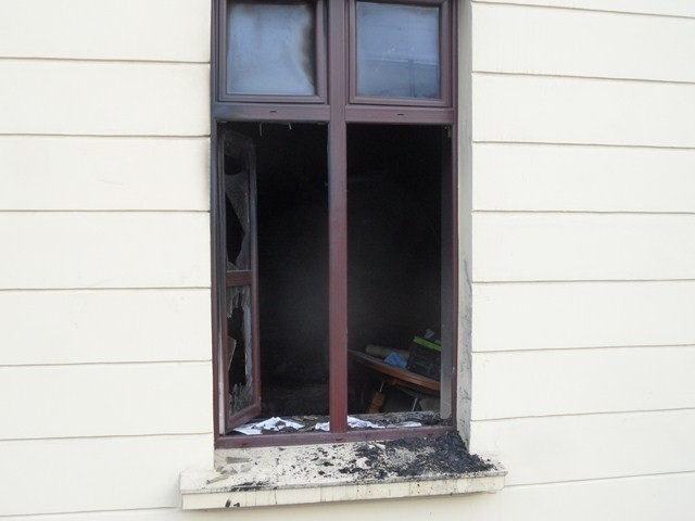 Mimo szybkiej akcji ratunkowej, mieszkanie spłonęło. Ks....