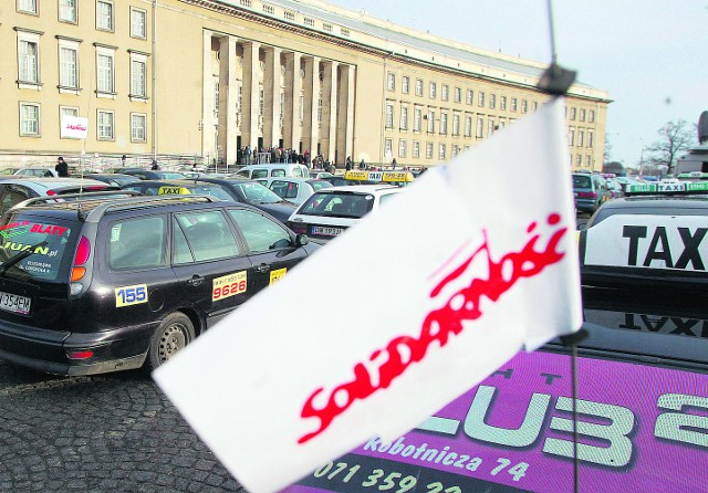 Już w grudniu wrocławscy taksówkarze protestowali przed urzędem wojewódzkim