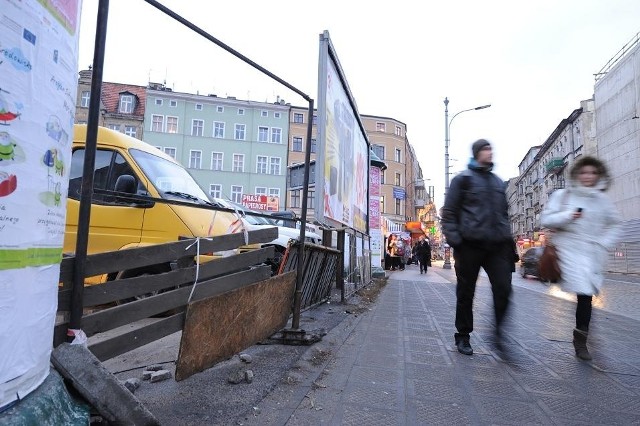 Płot parkingu straszy przechodniów