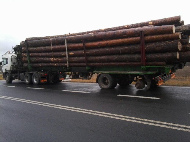 W czwartek na obwodnicy Lubartowa od ciężarówki przewożącej drewno oderwało się podwójne koło, tzw. bliźniak i uderzyło w jadące obok dwa samochody: audi i chevroleta.