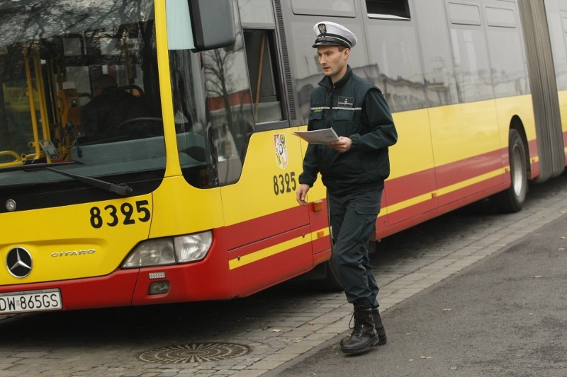 Wrocław: Drugi dzień kontroli autobusów MPK (ZDJĘCIA) 