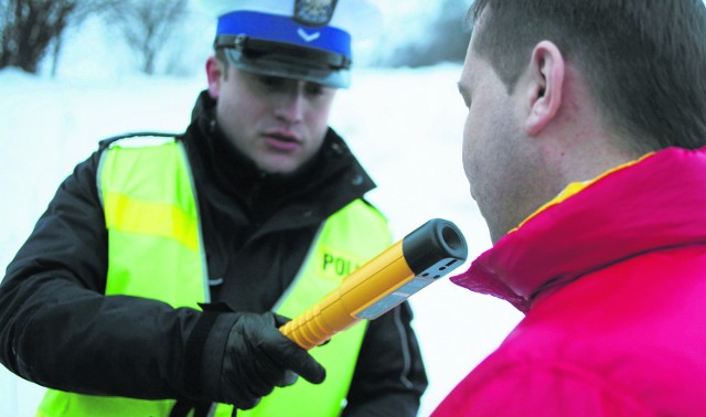 W nowoczesne alkomaty wystarczy dmuchnąć, a jak nie, to zasysają powietrze z auta