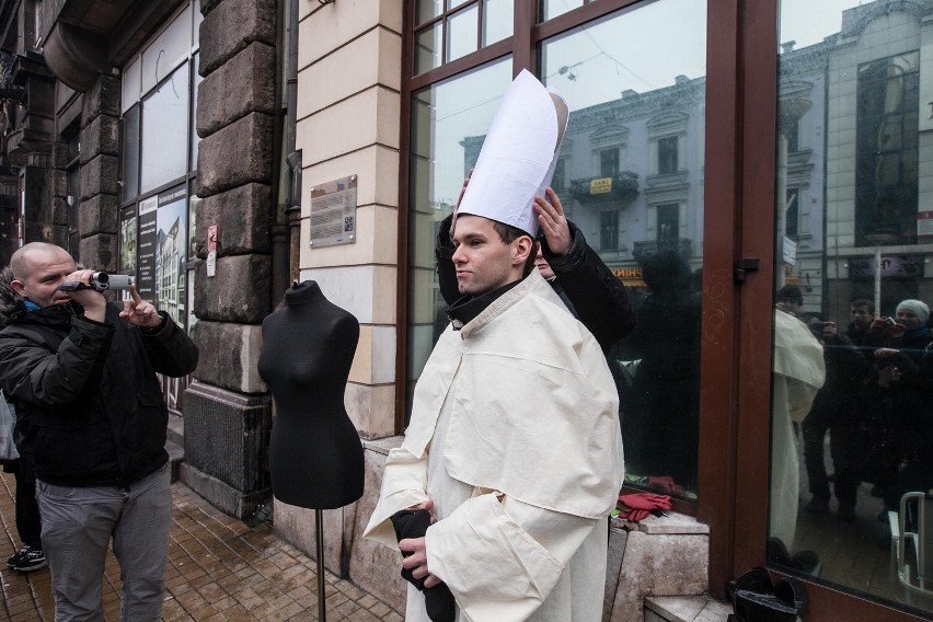Casting na papieża na Piotrkowskiej w Łodzi. Happening...