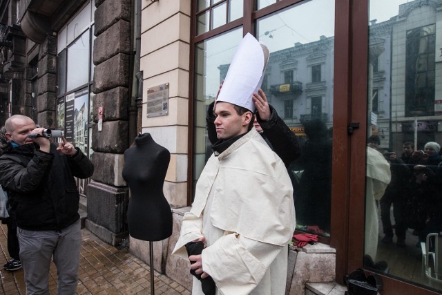 Casting na papieża na Piotrkowskiej w Łodzi. Happening zorganizował Paweł Hajncel, znany jako Człowiek-Motyl.