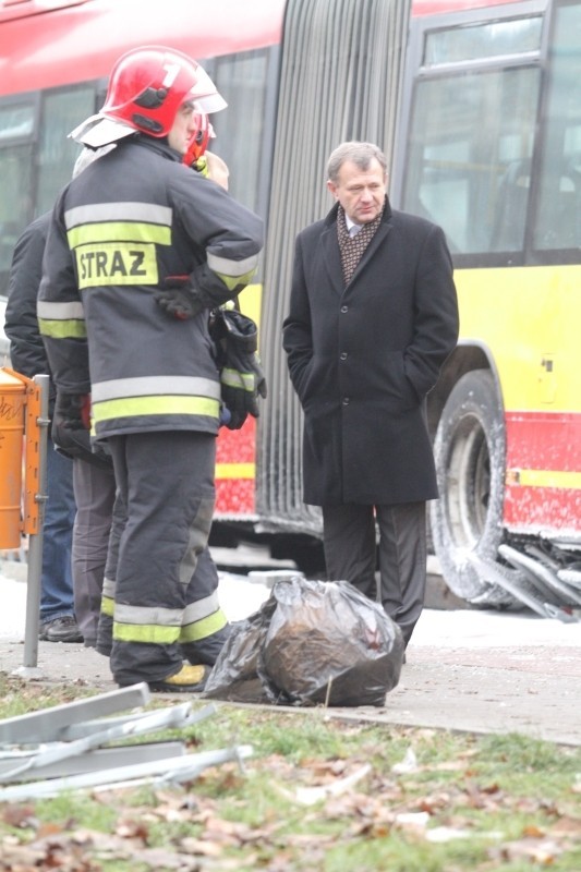 Wrocław: Autobus staranował przystanek na pl. Jana Pawła II. Jedna osoba nie żyje (ZDJĘCIA, FILM)