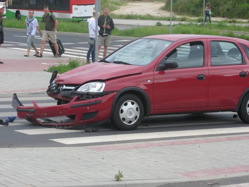 Wypadek na skrzyżowaniu ul. Granitowej i Agatowej (ZDJĘCIA)