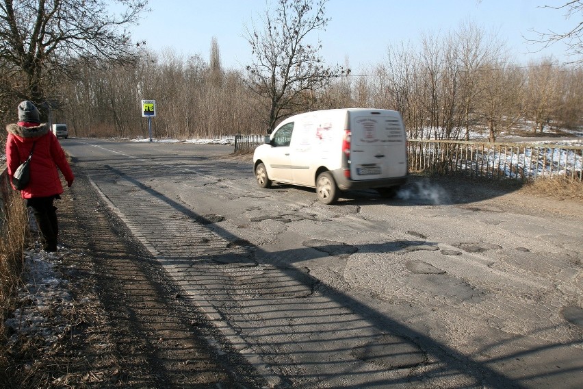 Ślązaków i Zagłębiaków dzieli dziurawy most na Brynicy [ZDJĘCIA]