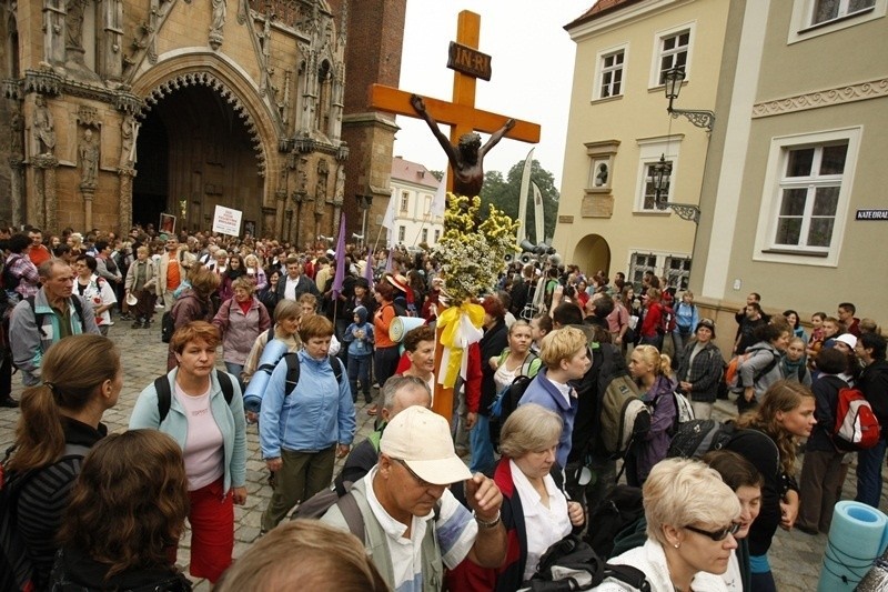 Wrocław: 2,5 tys. pielgrzymów ruszyło na Jasną Górę (ZDJĘCIA, FILM)