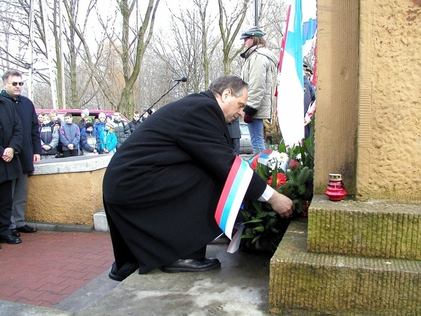 Konsul rosyjski Leonid Radionow składa kwiaty w rocznicę...