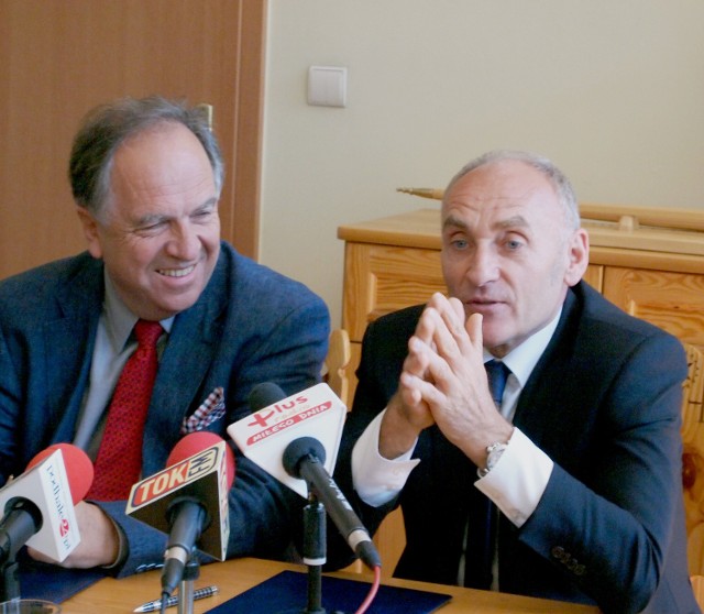 Janusz Majcher (od lewej) i Czesław Lang podpisali umowę