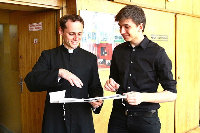 Ks. Michał Misiak i Arkadiusz Anyszka przed kaplicą