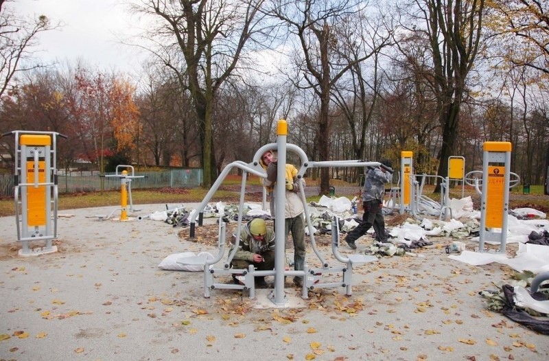 Poznań: W parku Szelągowskim stoi już plac zabaw i pierwszy sprzęt do ćwiczeń [ZDJĘCIA]