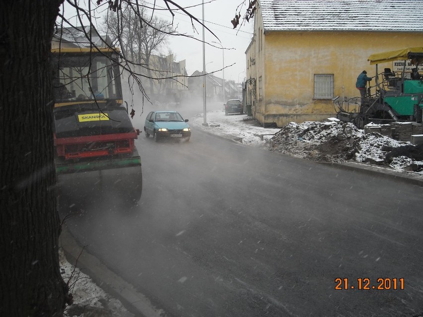 Sypał śnieg, a oni lali asfalt. Teraz muszą go rozebrać
