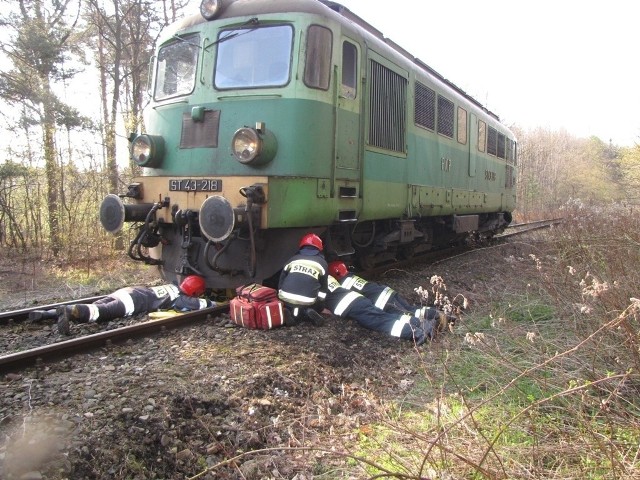 Wydobycie mężczyzny spod lokomotywy nie było łatwe. Trzeba było wykonać m.in. podkop i odciąć wystające pręty