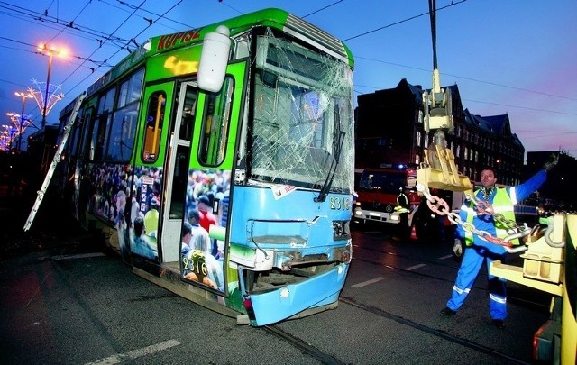 Rozbity tramwaj nr 10 blokował ruch półtorej godziny. Kierowcy klęli w jeszcze większych niż zwykle korkach