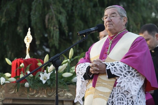 Prymas Glemp udzielił mi sakry biskupiejOstatni raz ksiądz prymas Józef Glemp odwiedził Gdańsk trzy miesiące temu. Przyjechał na zjazd kanonistów. Nie sądziłem wówczas, że tamto spotkanie w rezydencji oliwskiej będzie jednocześnie naszym ostatnim pożegnaniem. Zdawaliśmy sobie oczywiście sprawę z tego, że przeszedł bardzo trudną operację nowotworu płuc i że ta choroba jest niezwykle poważna. Ale to rozstanie z życiem przyszło przedwcześnie. Zawsze kiedy śmierć dotyka ludzi nam bliskich i znanych, śmierć przychodzi jak złodziej.  Mam też swoje osobiste wspomnienia związane z prymasem. Co prawda moje kapłaństwo rozpoczęło się  jeszcze za czasów księdza prymasa Stefana Wyszyńskiego, ale już sakry biskupiej udzielił mi ksiądz prymas Józef Glemp. To było na Jasnej Górze, dokładnie 23 lutego w 1991 roku. Potem, można powiedzieć, byliśmy sąsiadami. Nasze katedry: polowa i Świętego Jana znajdowały się blisko siebie, a nasze rezydencje dzieliła tylko ulica Miodowa. Mieliśmy więc szereg spotkań nieformalnych.  Wszyscy podkreślają pokorę księdza prymasa. A ja chciałbym wspomnieć o jego naturalności. Był niezwykle ludzki w relacjach z innymi,  z wiernymi i biskupami. Naturalny w swoim zachowaniu. Pochodził ze środowiska wiejskiego i był człowiekiem ciężkiej pracy. Wysłany na studia do Rzymu, ukończył je z bardzo dobrym wynikiem. Pamiętam, że kiedy rozstawał się z Miodową 17, mówił: - jeśli mój następca nie będzie przeciwny, to chciałbym tu móc przychodzić od czasu do czasu, żeby skorzystać z archiwum. Bo zamierzam pisać pamiętniki. I pisał.  Mam nadzieję, że kiedyś je przeczytamy. Aczkolwiek po księdzu prymasie zostaje nam wiele książek i kazań.    Patrząc na czasy prymasostwa księdza prymasa Glempa, na czasy jego posługi Kościołowi i ojczyźnie, to zestawianie go z kardynałem Stefanem Wyszyńskim nie oddaje całej prawdy. Bo nie ma ludzi pod kalkę i nie ma prymasów pod kalkę. Każdy z nich był inną osobowością. Obaj sprawowali urząd w innych czasach i warunkach. W przypadku księdza prymasa Glempa można wyodrębnić takie trzy dekady. Pierwsza to okres PRL i początek pontyfikatu Jana Pawła II. I ta swoista dramaturgia 1981 roku, kiedy w maju jest zamach na Ojca Świętego Jana Pawła II i jednocześnie agonia i odchodzenie kardynała Wyszyńskiego. Posługę prymasa obejmuje 7 lipca 1981 roku, w dramatycznej sytuacji, kiedy wydaje się, że trauma dotyka cały Kościół w Polsce. Jednocześnie za chwilę mamy stan wojenny. I stworzenie komitetu pomocy, trwanie księdza prymasa przy ludziach uwięzionych, bezrobotnych. Druga dekada, od 1989 roku do roku 2000  to czas przemian ustrojowych, nowe dokumenty i wizyty papieskie. A trzecia dekada to reorganizacja struktur kościelnych. Powstały nowe metropolie, diecezje, w tym archidiecezja gdańska.  Widać więc jak bardzo owocny i pracowity był to czas posługi.  Not. Ryszarda Wojciechowska