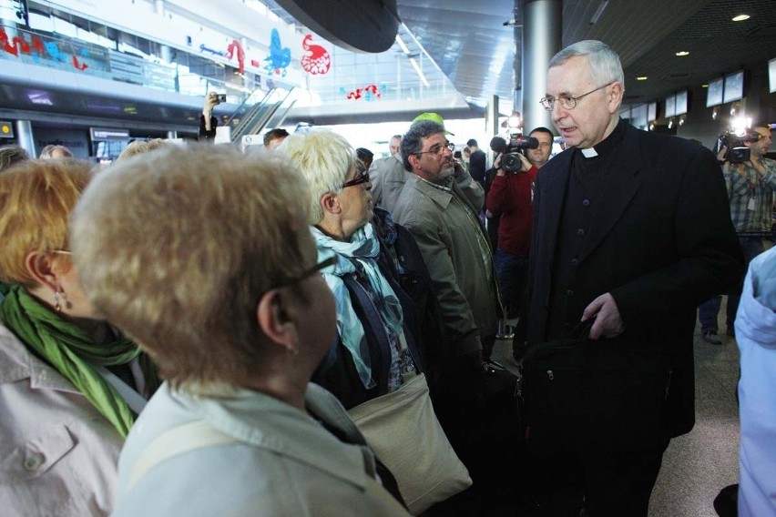 Prymas Polski odleciał na beatyfikację [ZDJĘCIA]