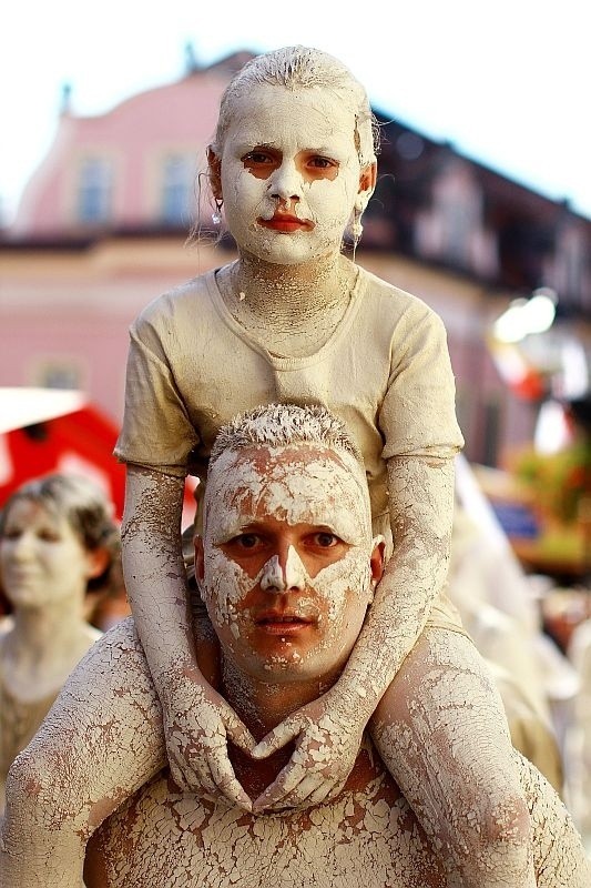 Glinoludy paradują po Bolesławcu (ZDJĘCIA)