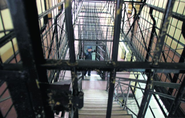 Więzienie w Sztumie - czteropiętrowy gigantyczny krzyż. Pośrodku oko, z którego wszystko widać. Wszędzie kraty