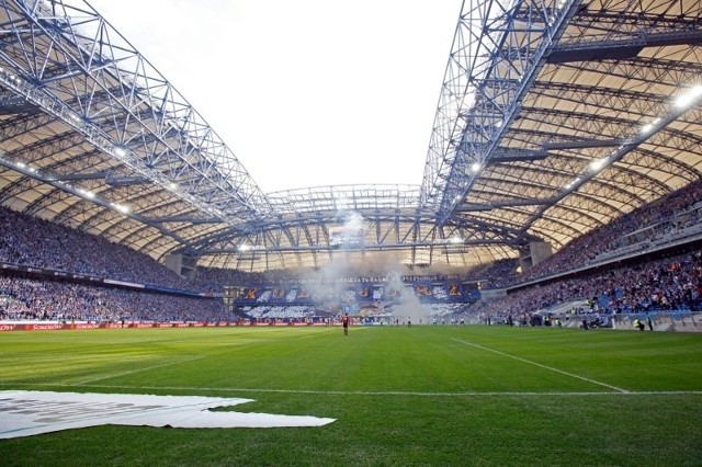 Nikt nie kontroluje drgań dachu Stadionu Miejskiego w Poznaniu. To może być niebezpieczne.