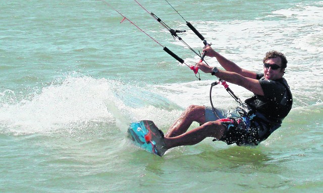 Grzegorz Hajdarowicz uwielbia spędzać czas na desce kitesurfingowej. Ulubiony sport uprawia w Brazylii