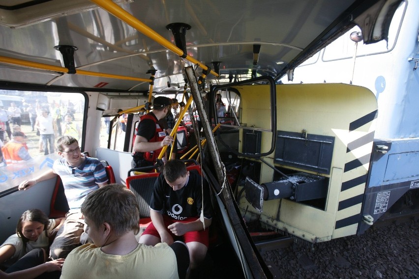 Wypadek pociągu i autobusu - symulacja w Sosnowcu