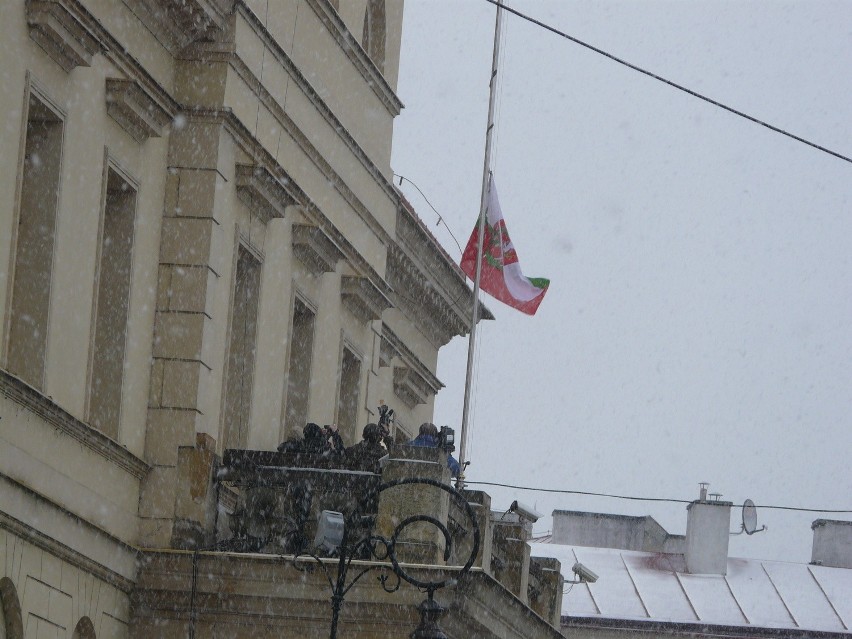 Lublin w żałobie: Opuszczona flaga na ratuszu (WIDEO)